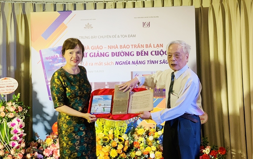 Nhà báo, nhà giáo Trần Bá Lạn tặng Bảo tàng Báo chí Việt Nam sách và tư liệu