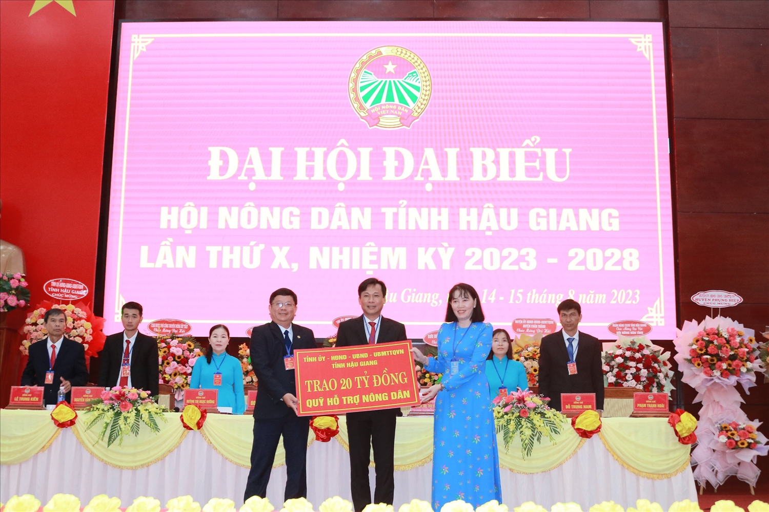 Bà Hồ Thu Ánh - Phó Chủ tịch UBND tỉnh trao bảng tượng trưng quỹ hỗ trợ nông dân cho đại diện lãnh đạo Hội Nông dân tỉnh Hậu Giang 