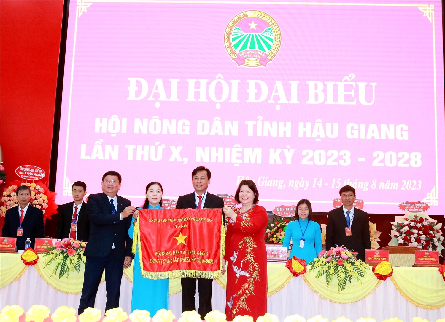 Bà Cao Xuân Thu Vân - Phó Chủ tịch BCH Trung ương Hội Nông dân Việt Nam trao cờ thi đua cho Hội Nông dân tỉnh Hậu Giang