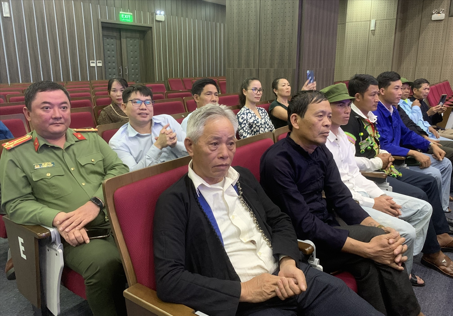 Các đại biểu Người có uy tín tỉnh Lai Châu tại cuộc gặp mặt