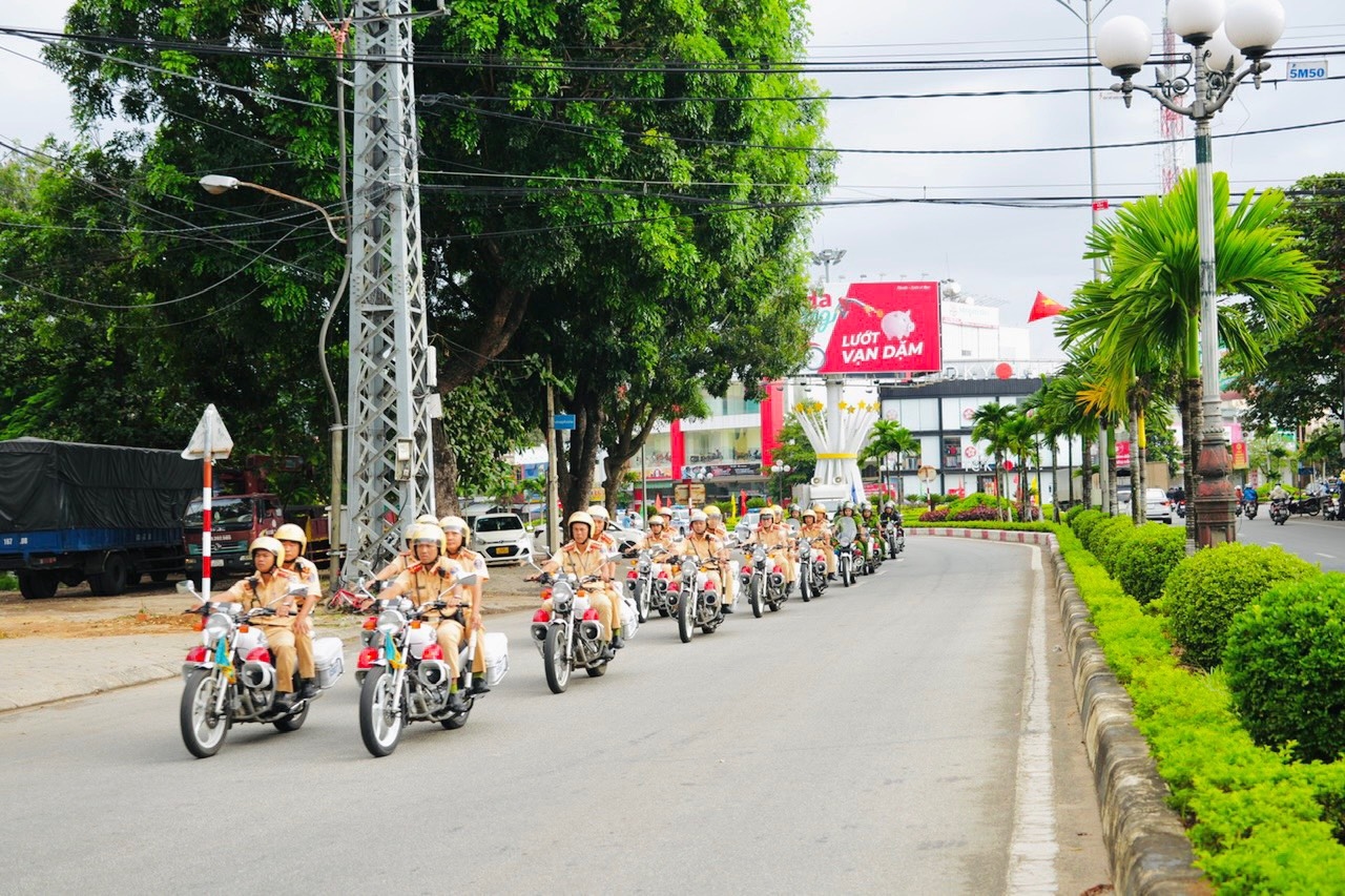 Sau lễ ra quân các lực lượng diễu hành, tuyên truyền trên các tuyến phố chính của thành phố Kon Tum 