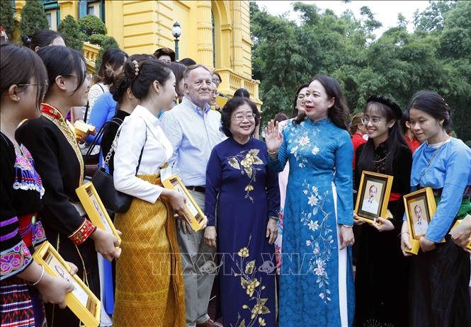 Phó Chủ tịch nước Võ Thị Ánh Xuân với các đại biểu. Ảnh: An Đăng/TTXVN