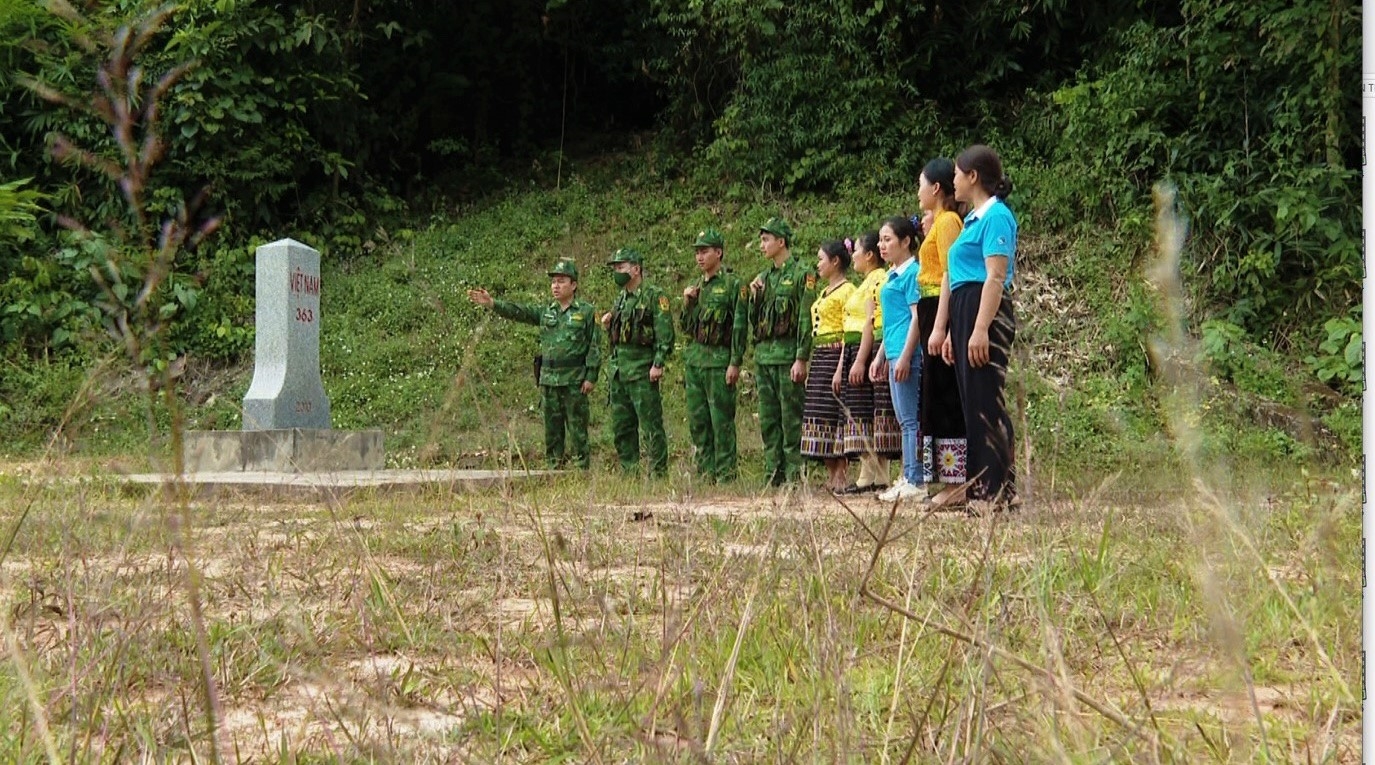 Đồn Biên phòng Thông Thụ phối hợp với Hội LHPN xã Thông Thụ tổ chức tuần tra bảo vệ đường biên cột mốc.