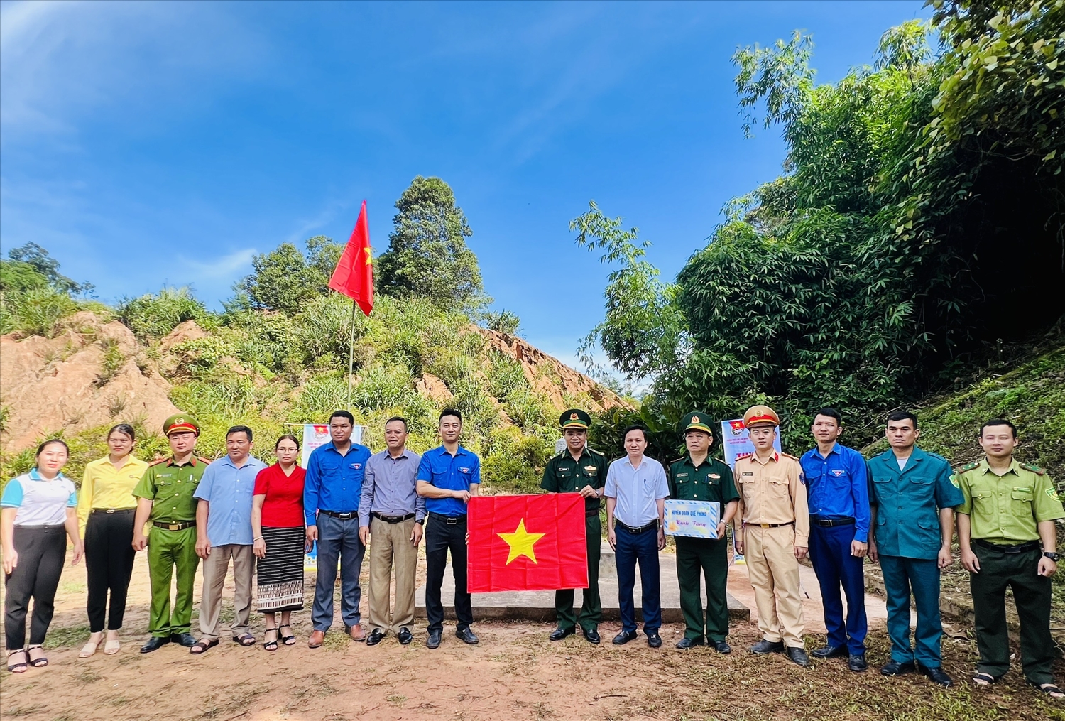 Ban thường vụ Huyện đoàn Quế Phong trao tặng 40 lá cờ cho Đồn Biên phòng Thông Thụ.