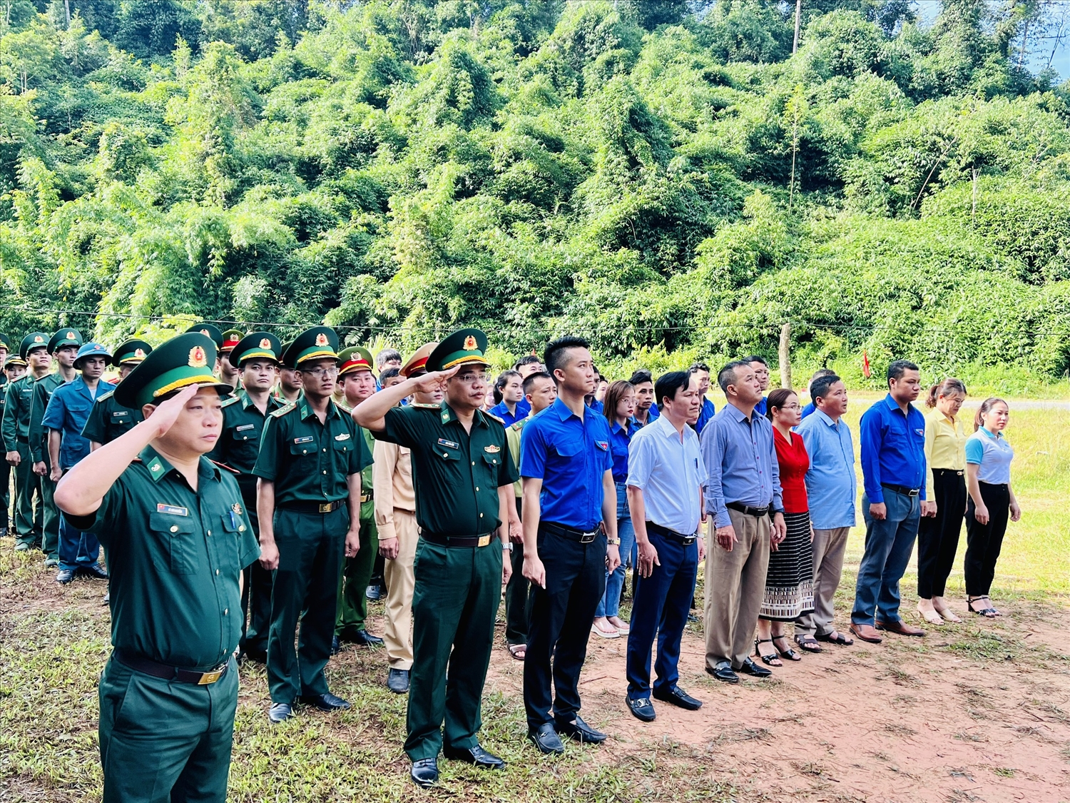 Cán bộ, chiến sĩ Đồn Biên phòng Thông Thụ và đoàn viên, thanh niên huyện Quế Phong thực hiện nghi thức chào cờ tại cột mốc 363 biên giới Việt – Lào.