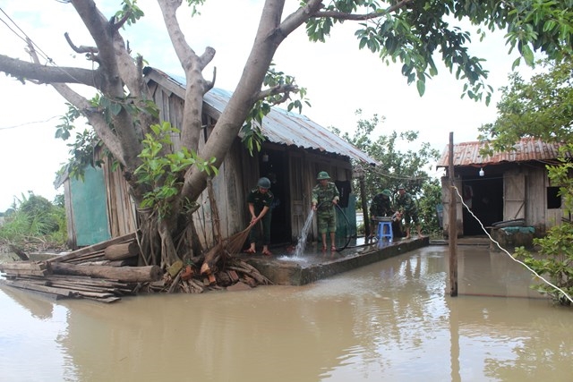 Bộ đội Biên phòng Đắk Lắk giúp dân dọn nhà sau mưa lũ.
