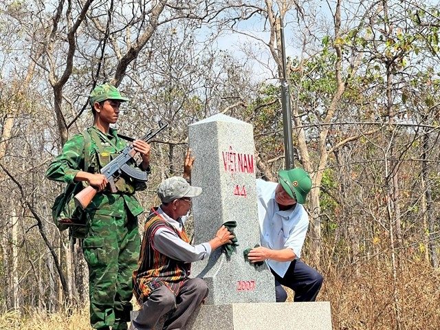Người dân xã biên giới Krông Na, huyện Buôn Đôn lau chùi, bảo vệ cột mốc biên giới.
