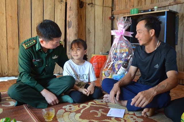 Đại tá Đỗ Quang Thấm, Phó Chính ủy Bộ Chỉ huy BĐBP Đắk Lắk động viên học sinh vùng biên đến trường.