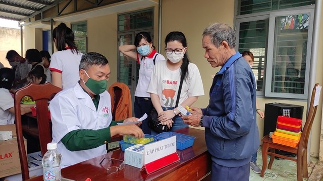Bộ đội Biên phòng Đắk Lắk chăm sóc sức khỏe cho người dân vùng biên.