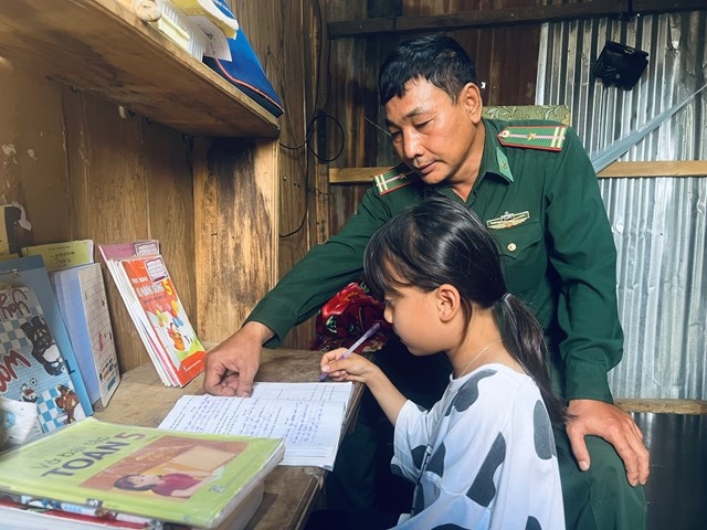 Bộ đội Biên phòng Đắk Lắk kèm học sinh biên giới ôn bài.