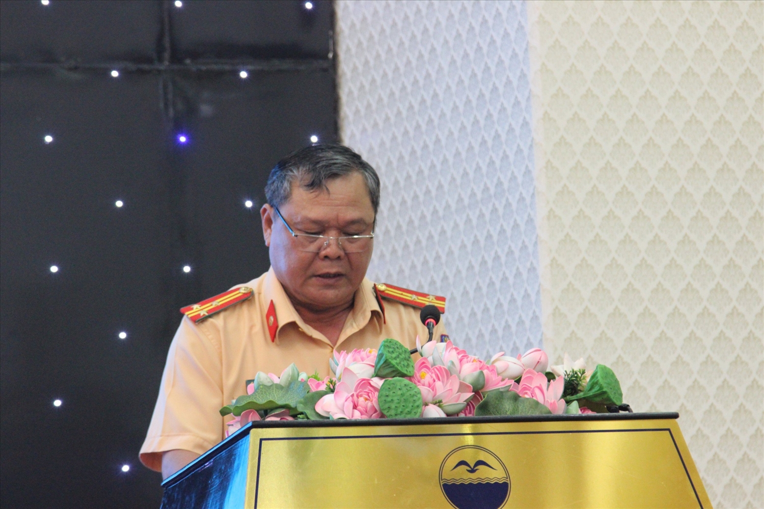 Đại diện Phòng Cảnh sát Giao thông tỉnh Bình Định tham luận tại Hội nghị