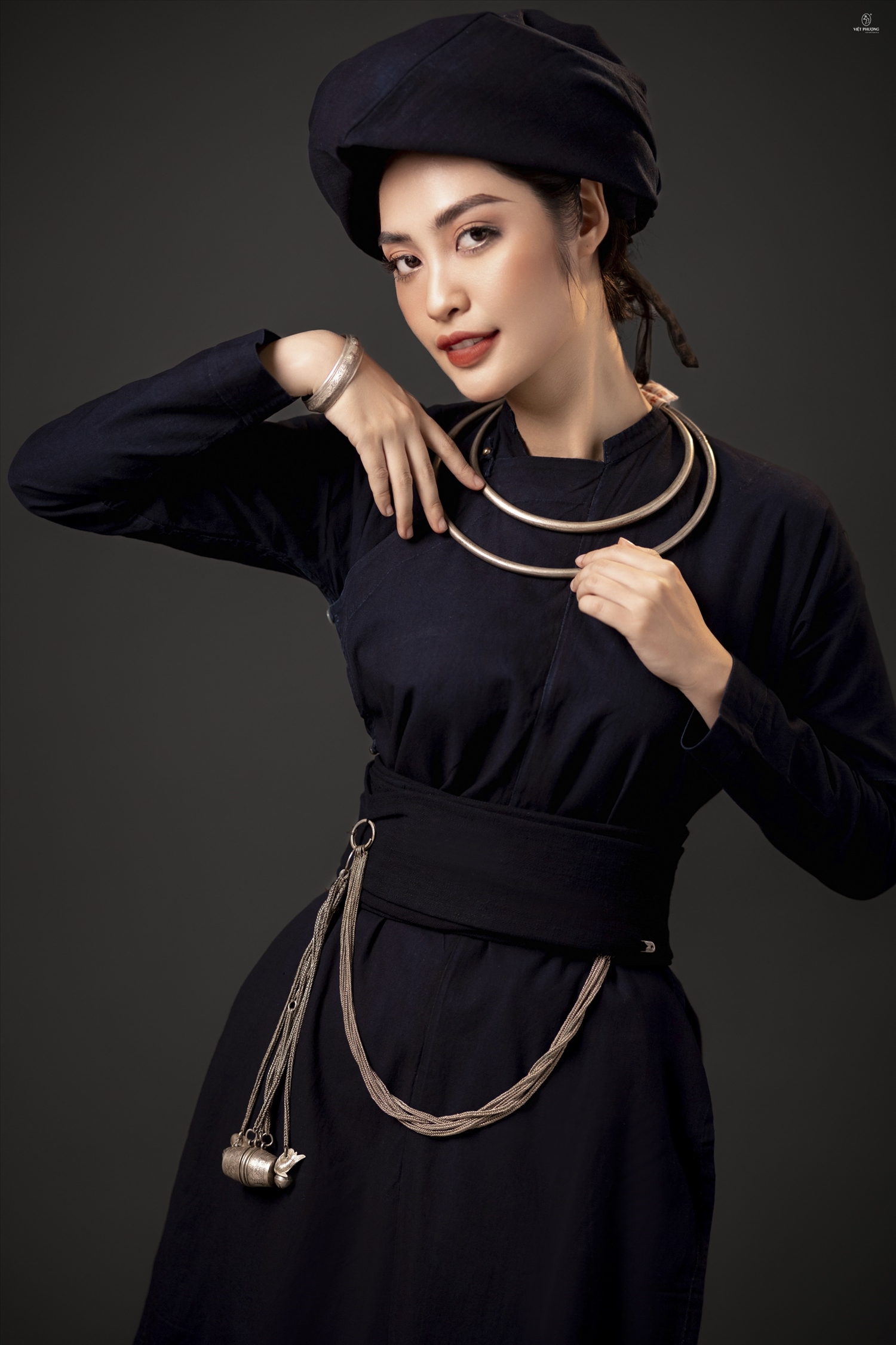 Hoa hậu Nông Thúy hằng trong trang phục truyền thống của dân tộc Tày