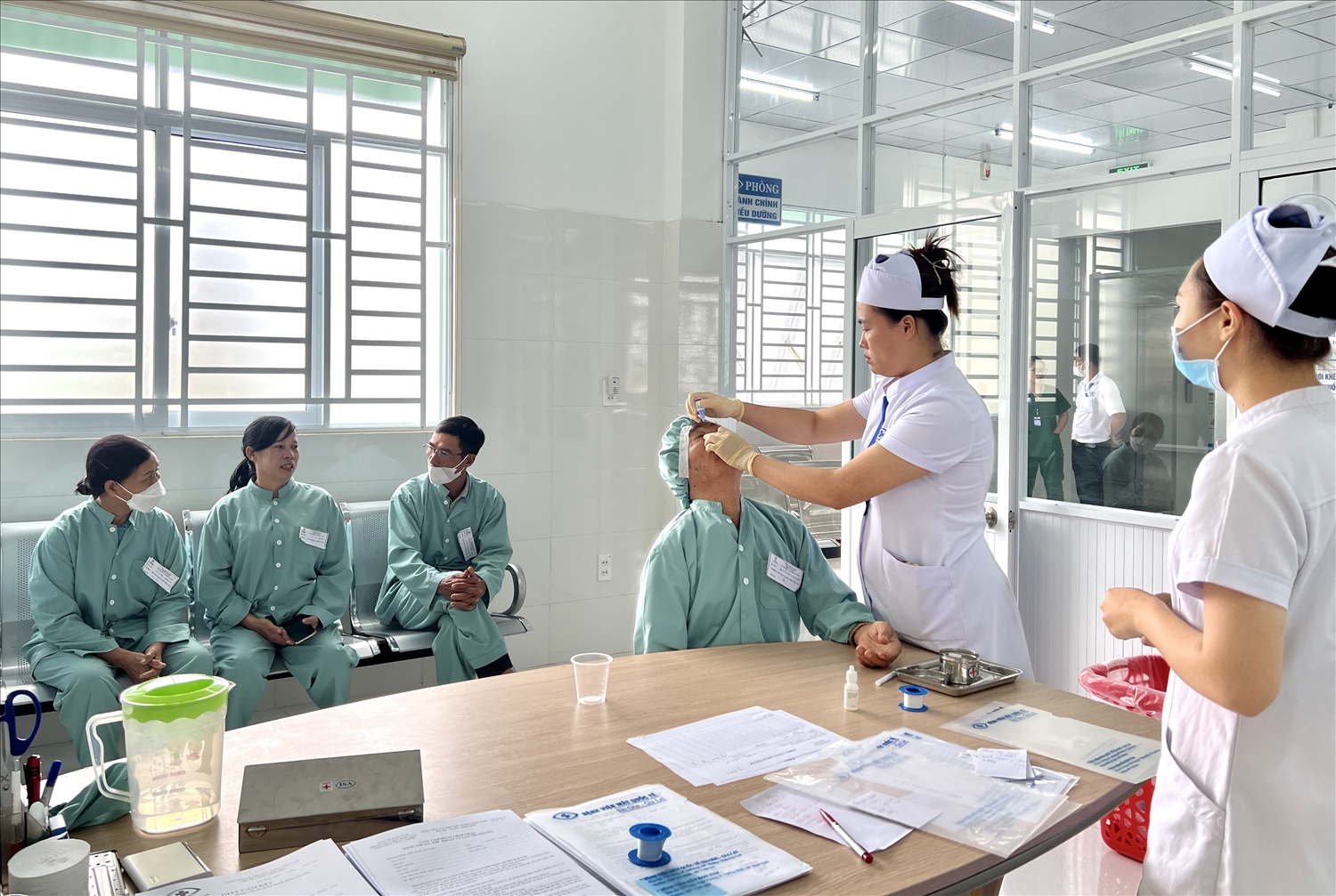 Bệnh viện Măt Kon Tum hỗ trợ phẫu thuật đục thủy tinh mang lại ánh sáng cho những người cao tuổi