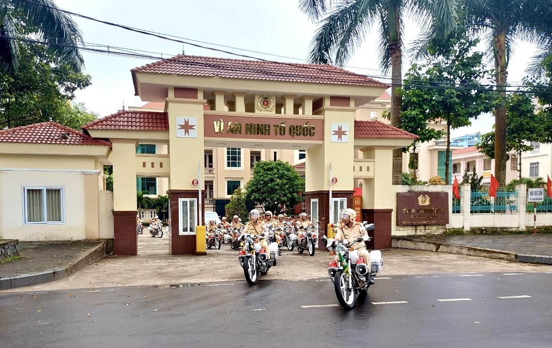Cán bộ, chiến sĩ Công an tỉnh Gia Lai và Công an Tp. Pleiku diễu hành trên các tuyến đường để tuyên truyền an toàn giao thông