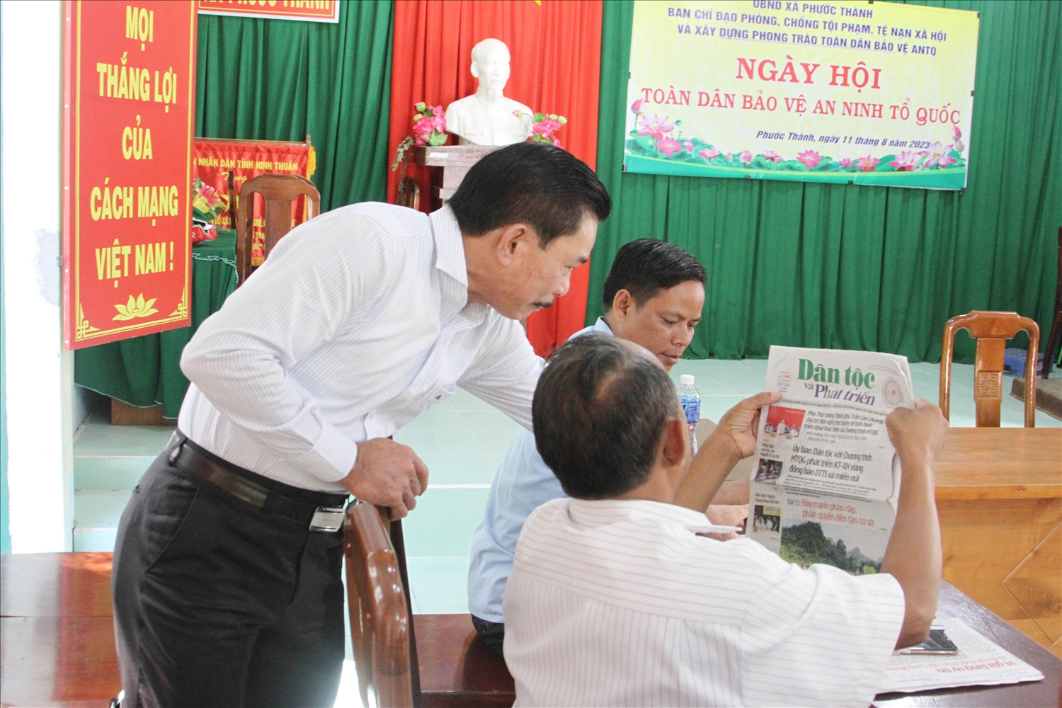 Ông Lê Công Bình, Tổng Biên tập Báo Dân tộc và Phát triển trao đổi với Người có uy tín xã Phước Thành về việc phát hành báo xuống cơ sở.