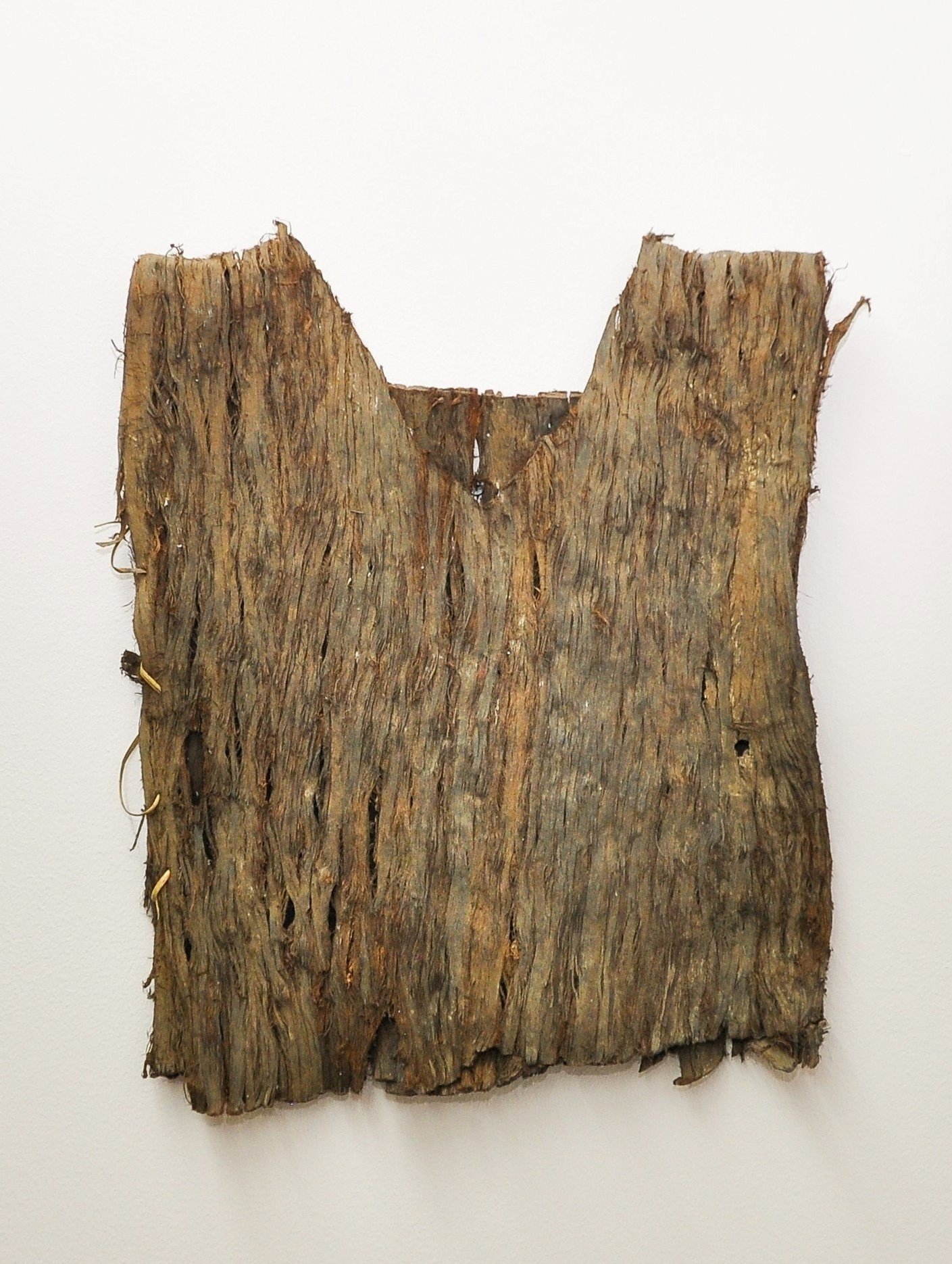 Áo vỏ cây được người Gia Rai sử dụng trước khi biết dệt nên các bộ trang phục truyền thống, hiện đang lưu giữ tại Bảo tàng tỉnh Gia Lai (Ảnh: Bá Tính)