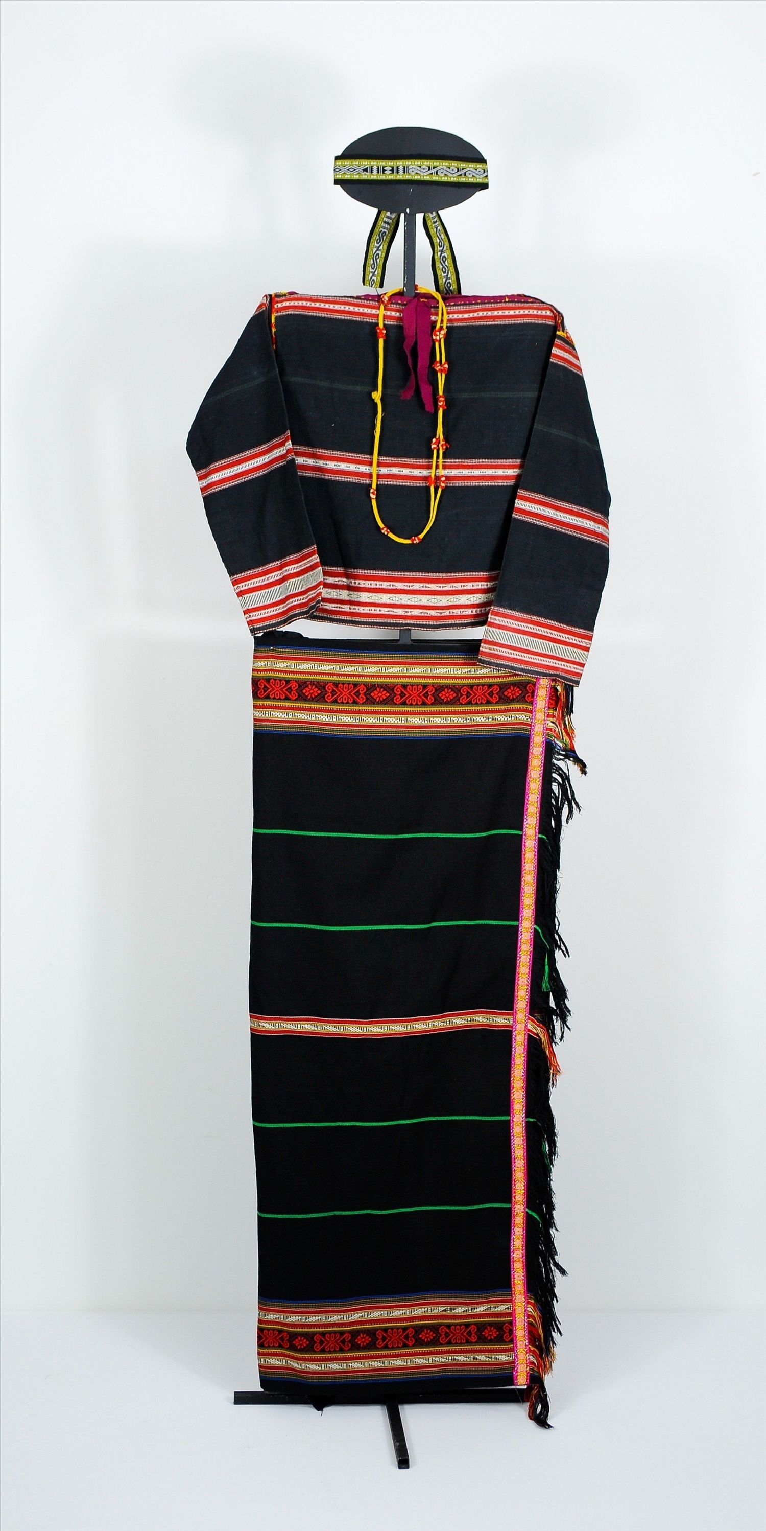 Trang phục nữ của dân tộc Gia Rai (Ảnh: Bá Tính)