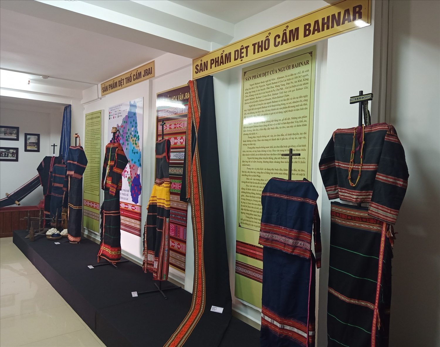 Không gian trưng bày, giới thiệu sản phẩm dệt thổ cẩm của các dân tộc Gia Rai, Ba Na