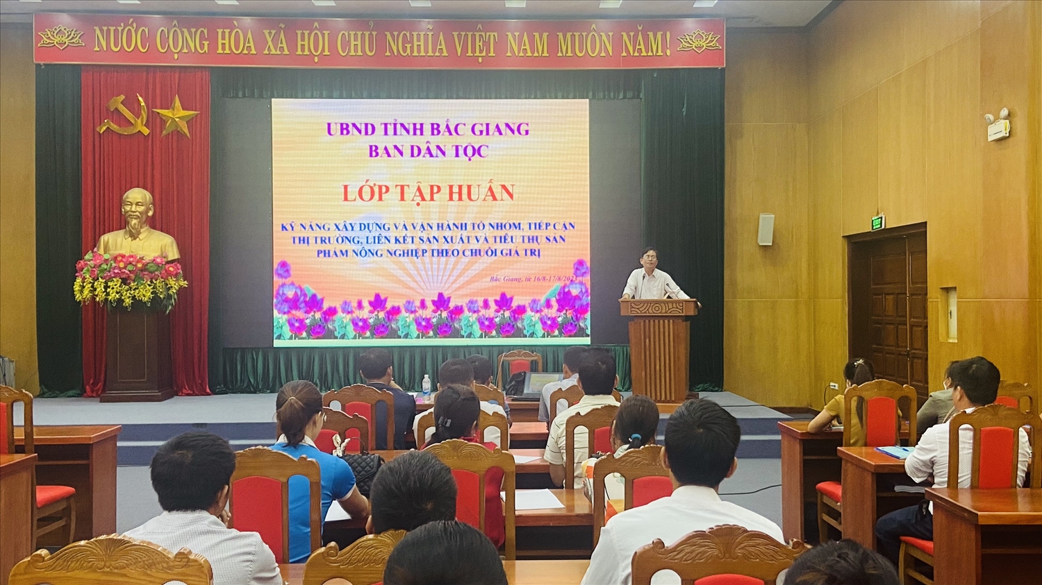 Ông Nhữ Văn Nam, Phó trưởng Ban Dân tộc tỉnh Bắc Giang phát biểu tại lớp tập huấn.