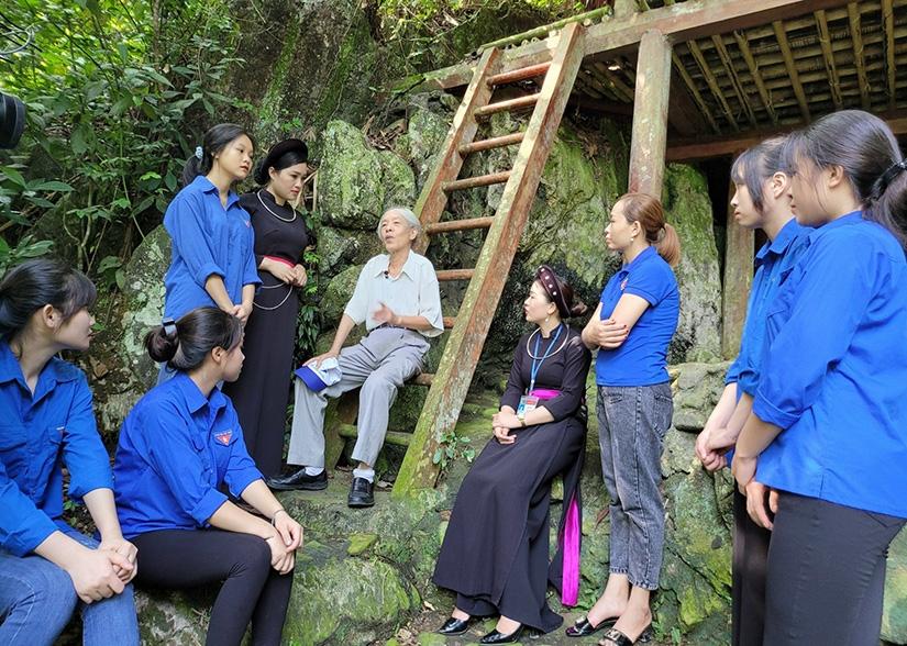 Nhà nghiên cứu lịch sử Nguyễn Văn Mạch nói chuyện truyền thống với thế hệ trẻ tại Lán Hang Bòng.