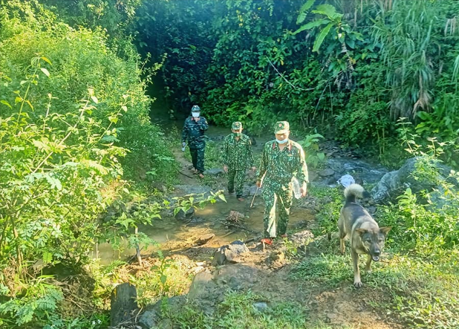 Cán bộ, chiến sĩ Đồn Biên phòng Nhâm băng rừng lội suối làm nhiệm vụ tuần tra