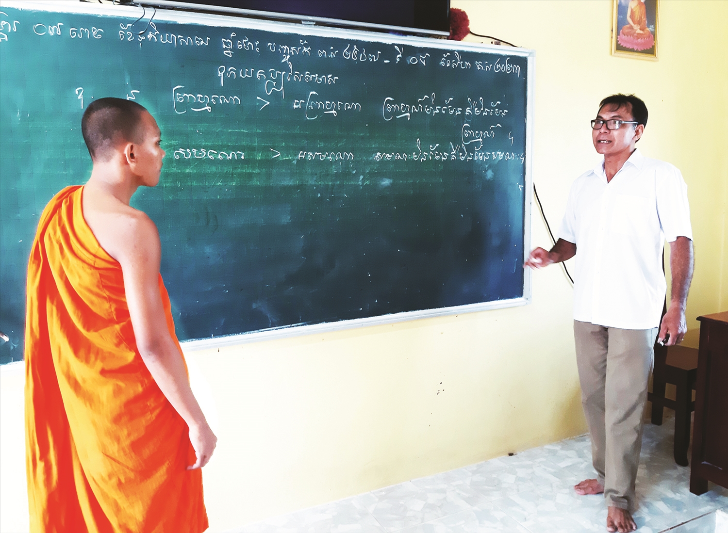 Thầy Huỳnh Thanh Tèo giải thích từ tiếng Pali sang tiếng Khmer cho các vị tăng sinh.