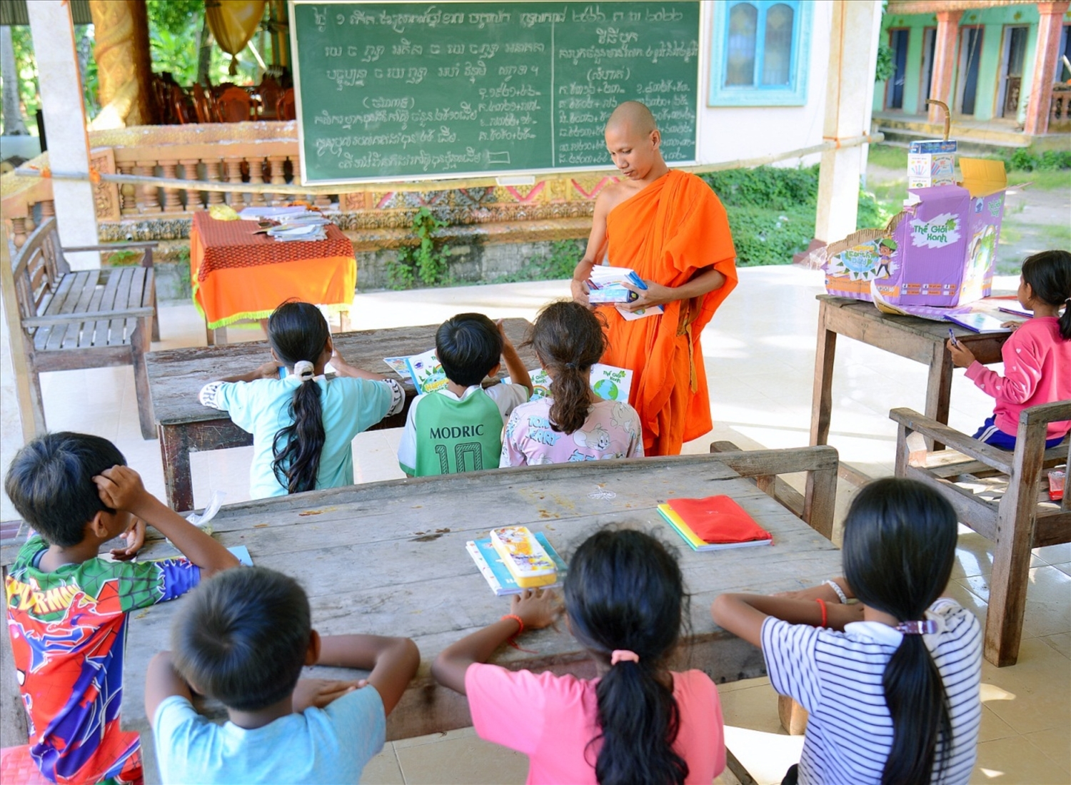 Sư Kim Chí Thanh, chùa Sê Rây Tà Mơn, ấp Đào Viên (xã Viên Bình, huyện Trần Đề, tỉnh Sóc Trăng) đang giảng dạy em trong các phum, sóc, học tiếng Khmer