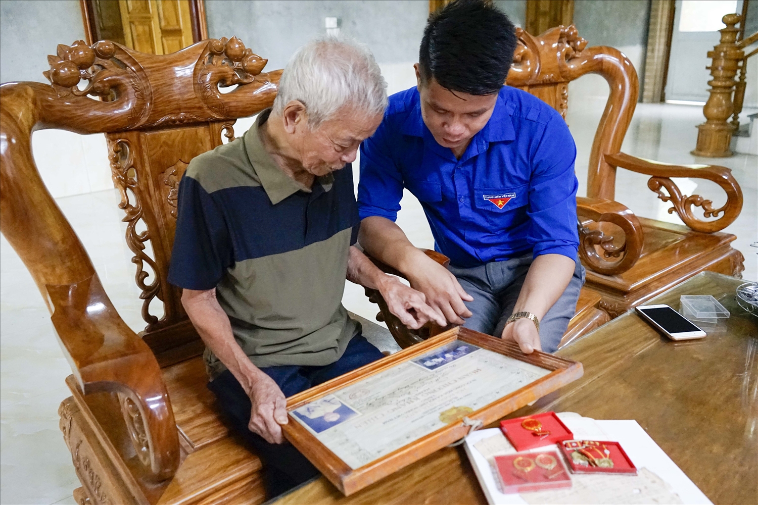 Ông Hoàng Văn Tam, thôn Làng Chạp, xã Trung Sơn, huyện Yên Sơn kể cho người trẻ nghe về kỷ niệm gặp Bác Hồ