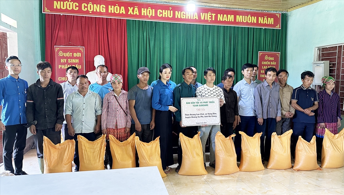 Đoàn trao quà cho các hộ đồng bào DTTS thôn Hoàng Lao Chải