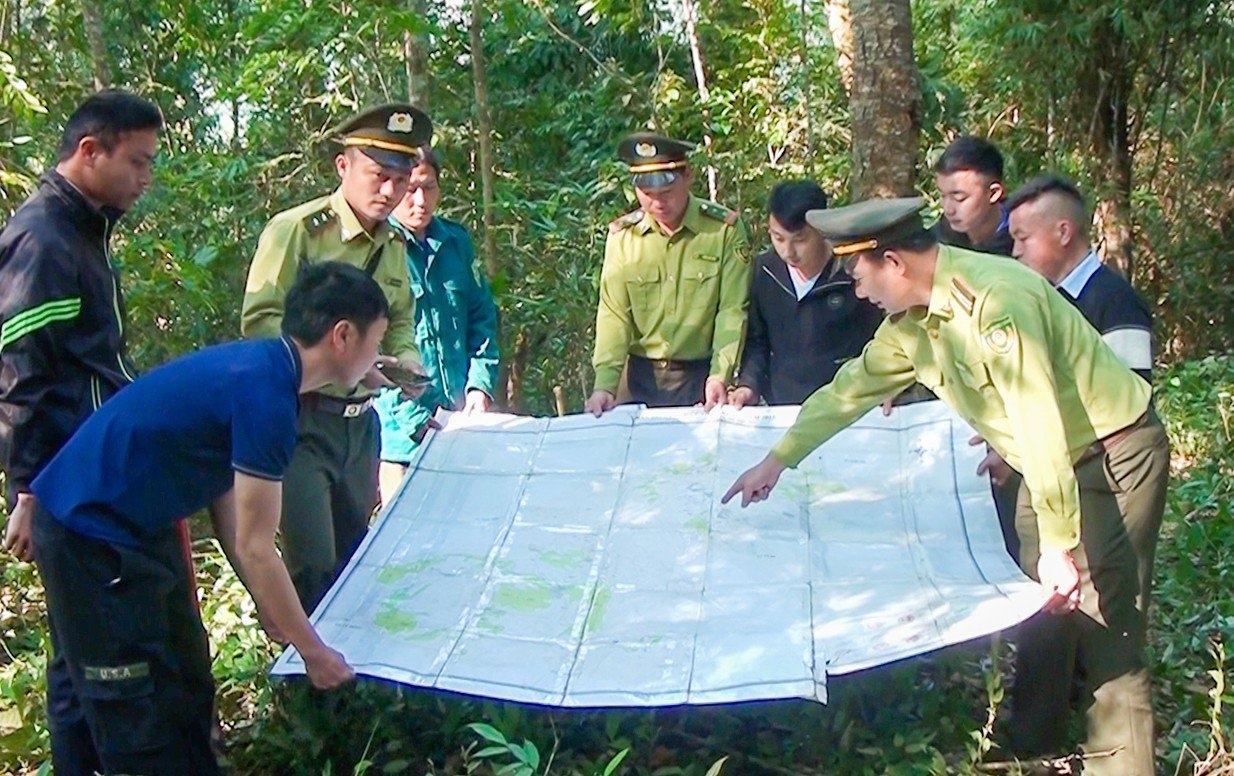 Lực lượng Kiểm lâm huyện Nậm Pồ làm việc với các chủ rừng xã Vàng Đán về công tác quản lý, bảo vệ rừng 