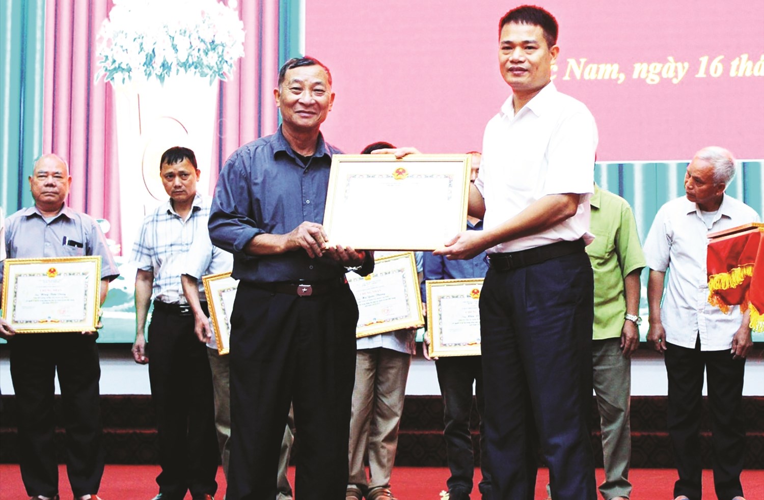 Ông La Văn Xô vinh dự được nhận chứng nhận Người có uy tín của Chủ tịch UBND tỉnh Bắc Giang.