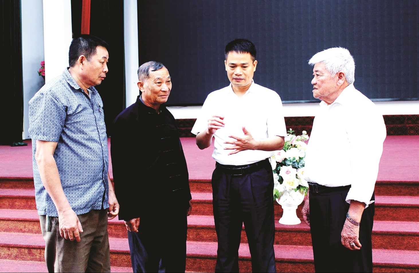  Ông La Văn Xô (thứ 2 từ trái sang) trao đổi kinh nghiệm với lãnh đạo Ban Dân tộc tỉnh Bắc Giang và Người có uy tín huyện Lục Nam