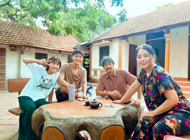 Diễn viên Duy Khánh (thứ hai từ trái qua phải) trong một phân cảnh bộ phim “Món quà của cha” do diễn viên Lưu Duy Khánh đóng vai chính.