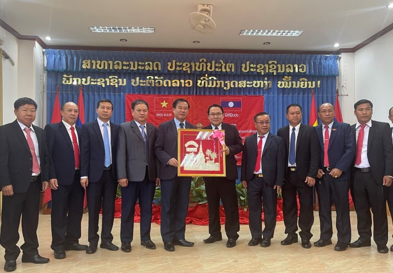 Đại diện lãnh đạo Mặt trận Lào xây dựng đất nước tỉnh Bo-kẹo (nước CHDCND Lào) trao quà, chụp ảnh lưu niệm với Đoàn công tác Ủy ban MTTQ Việt Nam tỉnh Điện Biên (tháng 6/2023) .