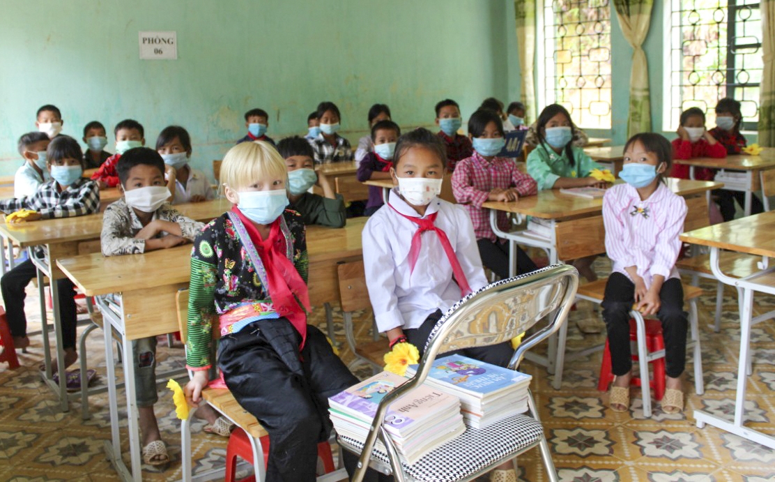 Học sinh Trường PTDTBT Tiểu học - THCS Pú Hồng, huyện Điện Biên Đông, tỉnh Điện Biên nhận sách, vở hỗ trợ