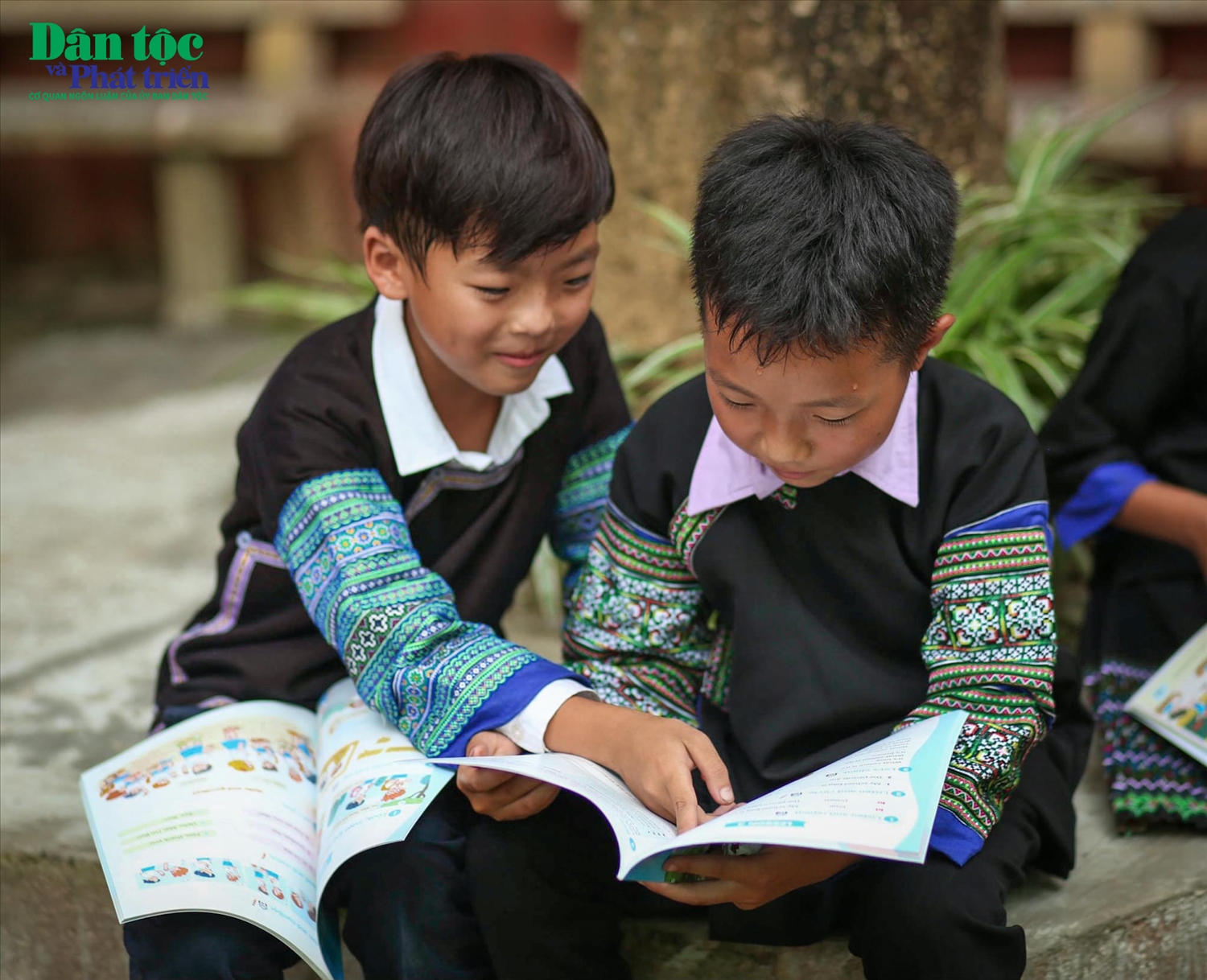 Niềm vui của các em nhỏ khi được đọc những trang sách do nhóm trao tặng