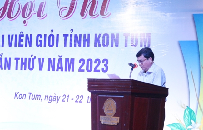 Ông Nguyễn Hữu Tháp - Phó Chủ tịch UBND tỉnh Kon Tum phát biểu khai mạc Hội thi