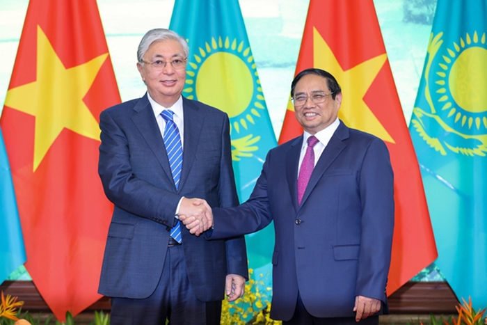 Thủ tướng Phạm Minh Chính và Tổng thống Kazakhstan Kassym - Jomart Tokayev - Ảnh: VGP/Nhật Bắc