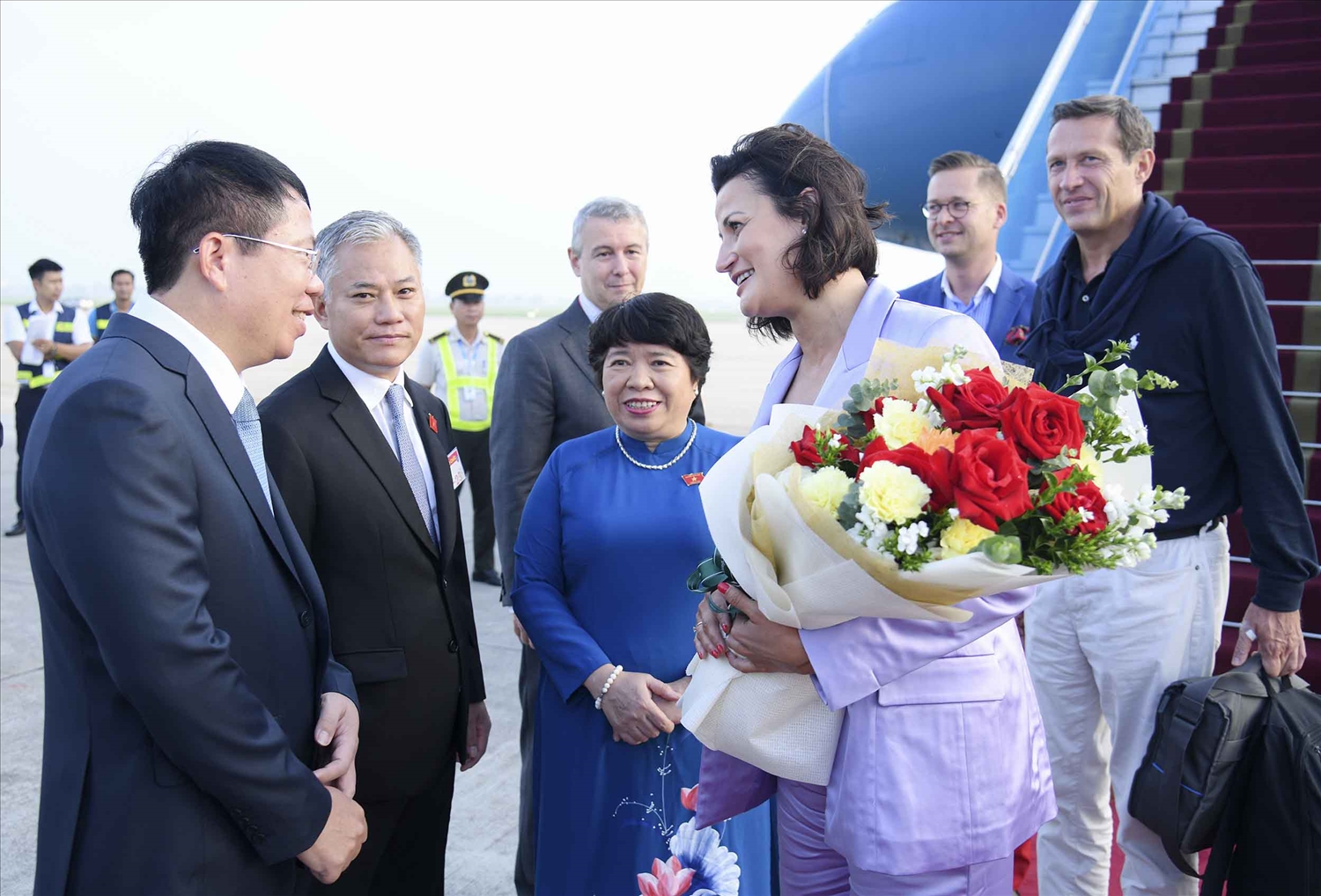 Các đại biểu chào mừng Chủ tịch Thượng viện Vương quốc Bỉ Stéphanie D’Hose đến thăm chính thức Việt Nam