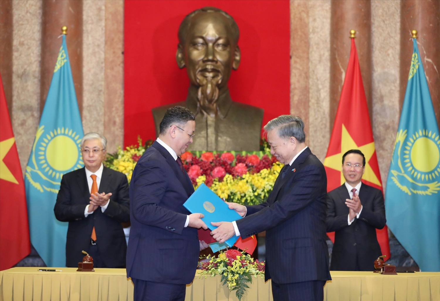 (Tin dẫn) Chủ tịch nước Võ Văn Thưởng hội đàm với Tổng thống Cộng hòa Kazakhstan 4