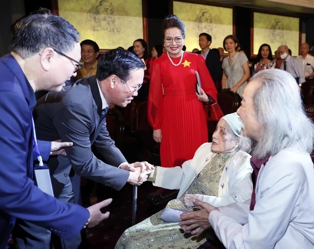 Chủ tịch nước Võ Văn Thưởng thăm hỏi bà Nghiêm Thúy Băng, phu nhân nhạc sĩ Văn Cao.