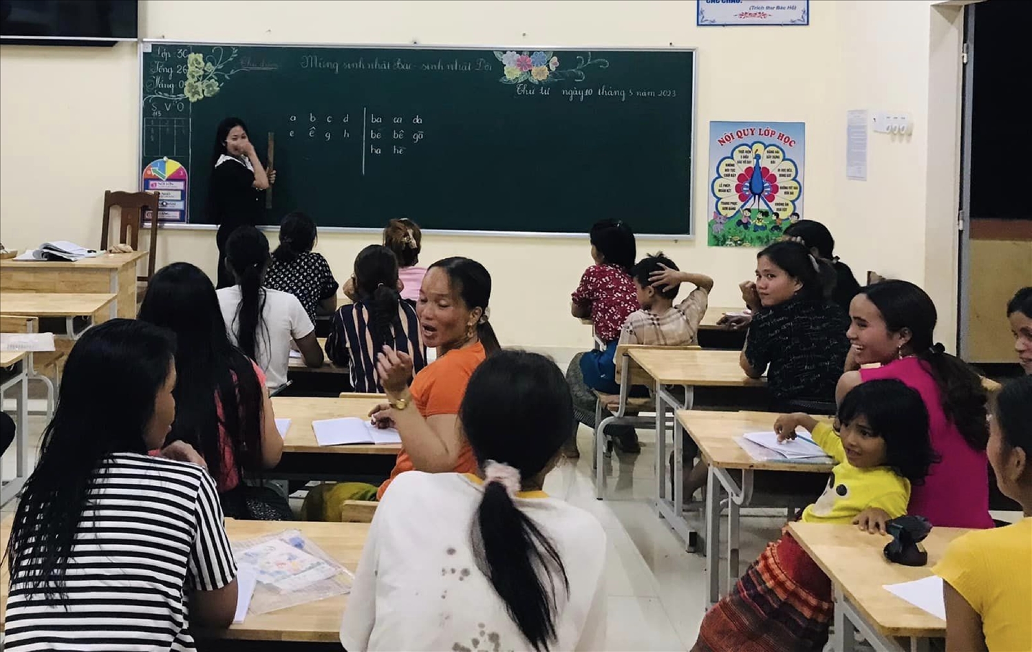Các cô giáo tại trường Tiểu học và THCS xã Ba Tầng nỗ lực dạy học buổi tối.