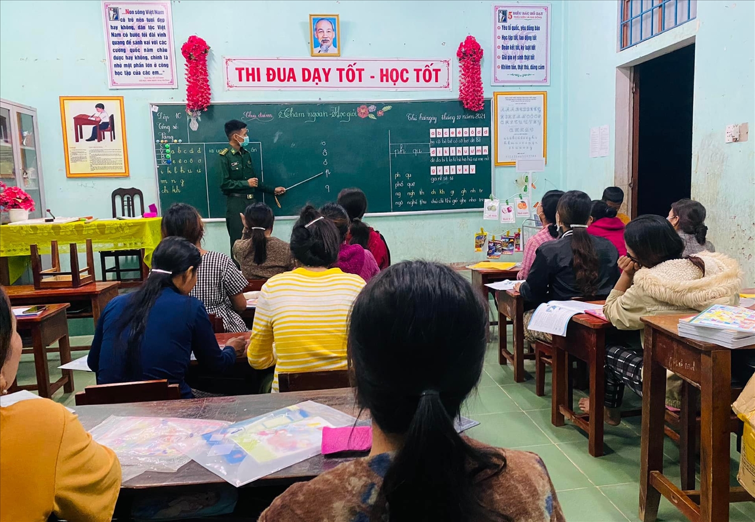 Cán bộ Đồn Biên phòng Ba Tầng, BĐBP Quảng Trị trực tiếp đứng lớp dạy chữ cho người dân.