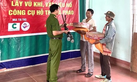 Ban tổ chức chương trình “đổi gạo lấy vũ khí” đã tặng gạo, mì tôm cho người dân đến giao nộp vũ khí