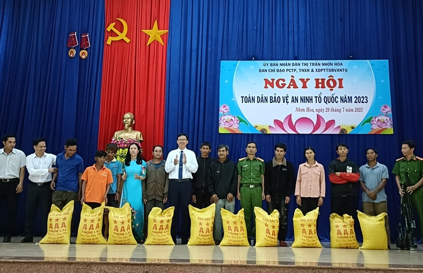 UBND thị trấn Nhơn Hòa (huyện Chư Pưh, tỉnh Gia Lai) tặng gạo cho người dân đến giao nộp vũ khí