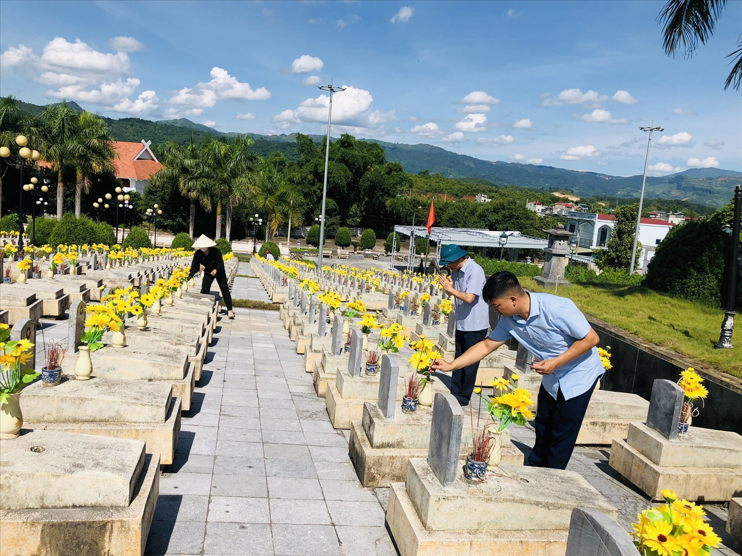 Nghĩa trang Tông Khao - nơi an táng quân tình nguyện VN tại Lào