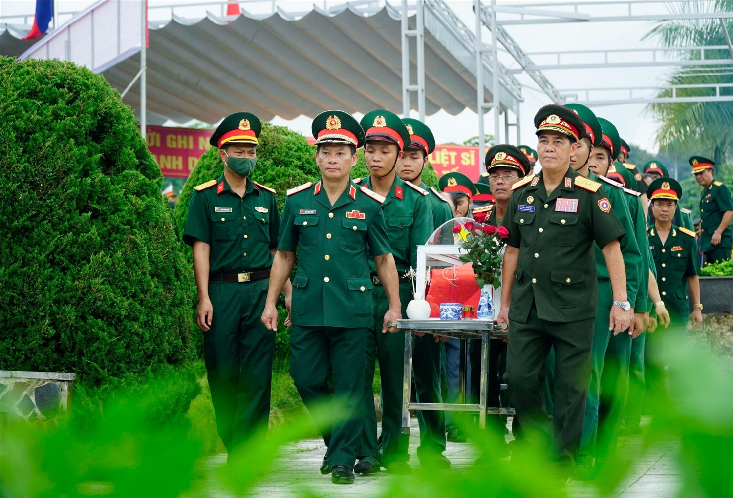 Đại biểu hai nước CHDCND Lào và Việt Nam thực hiện các nghi lễ an táng hài cốt liệt sĩ, đợt 1, mùa khô năm 2022-2023 tại Nghĩa trang Liệt sĩ Tông Khao (Điện Biên). Ảnh: Tư Trịnh