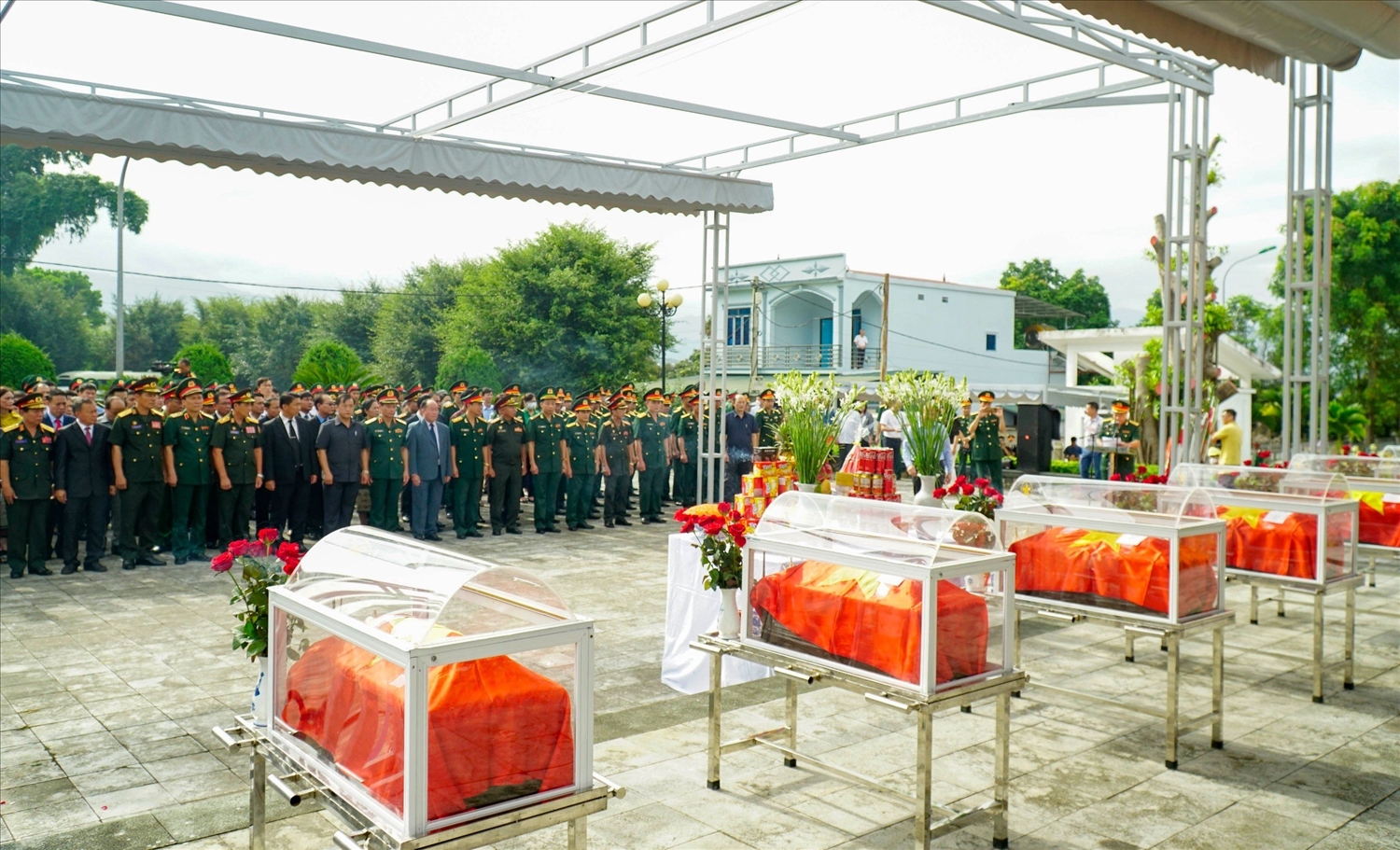 Lễ truy điệu, an táng hài cốt các liệt sĩ tại Nghĩa trang liệt sĩ Tông Khao (Điện Biên). Ảnh: Tư Trịnh