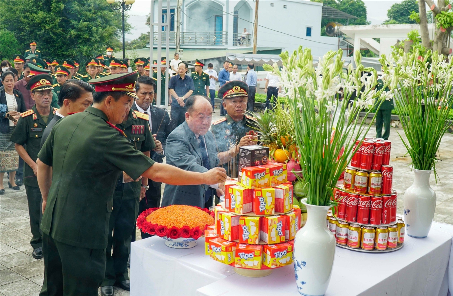 Đại biểu dâng hương tưởng nhớ các Anh hùng, liệt sĩ đã hi sinh tại chiến trường bên nước bạn Lào 