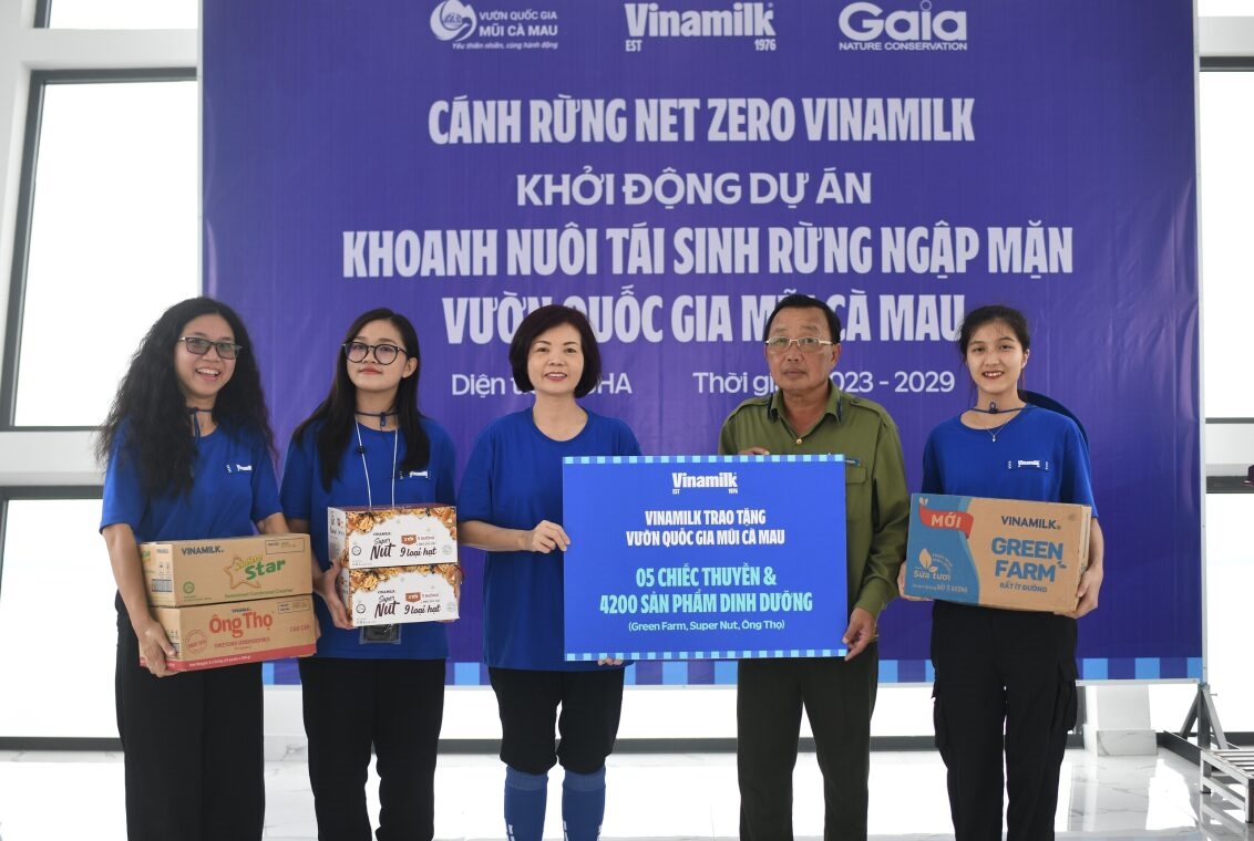 Bà Bùi Thị Hương (thứ ba từ trái qua), Giám đốc điều hành Vinamilk, đại diện trao tặng 05 chiếc thuyền và 4.200 sản phẩm dinh dưỡng cho đại diện Vườn quốc gia Mũi Cà Mau